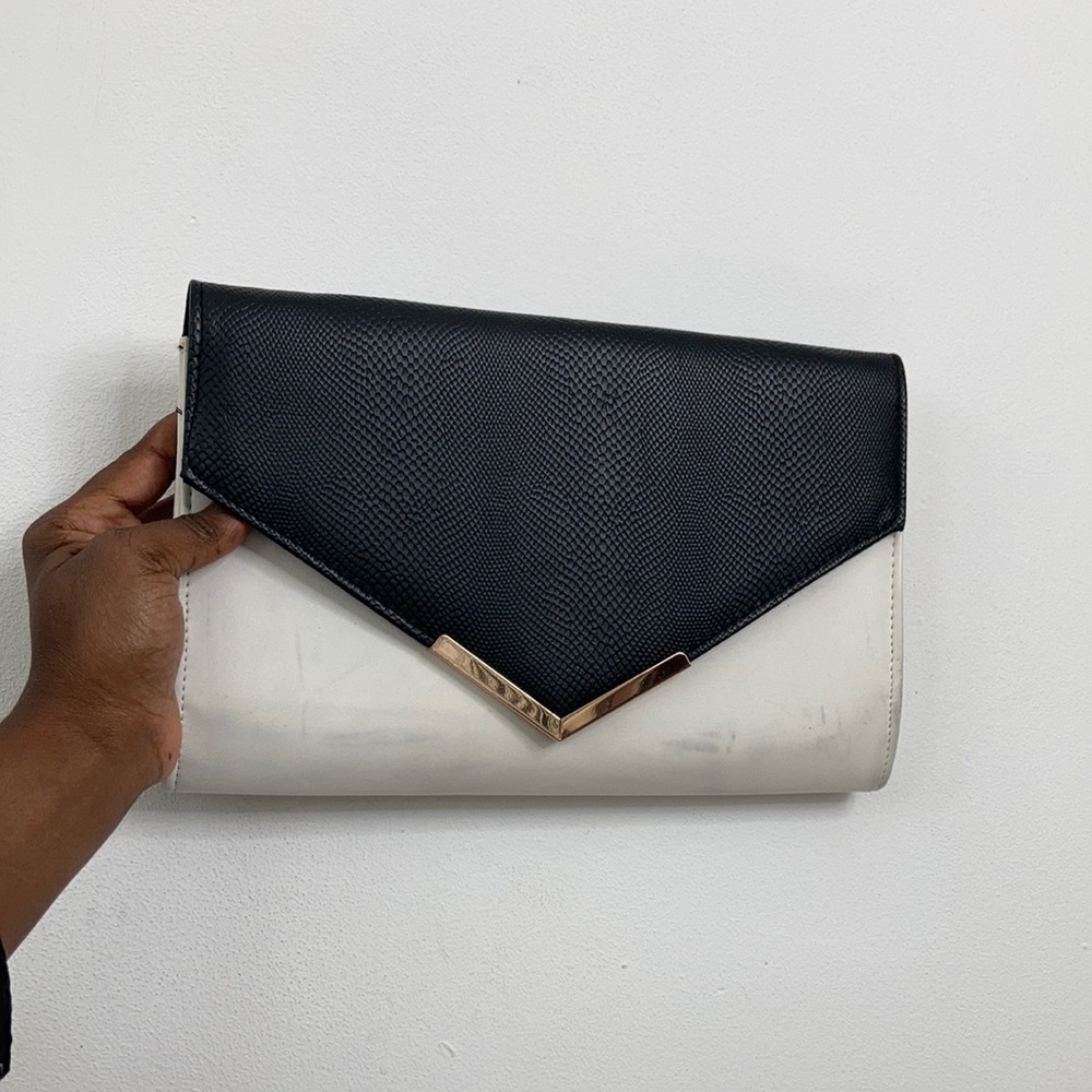*NWT* Cute black and white Clutch